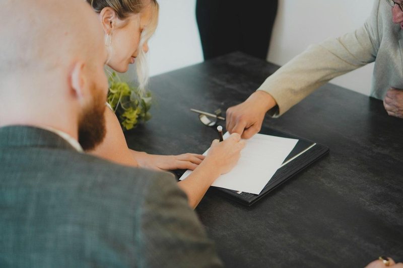 Un couple signe un document